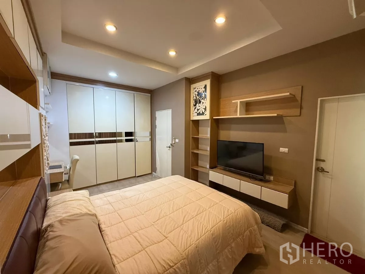 ทาวน์เฮาส์ ให้เช่าในSuan Luang, Bangkok - ห้องนอนที่สองอีกมุม แสดงผนังทีวีและตู้เก็บของเต็มความสูง