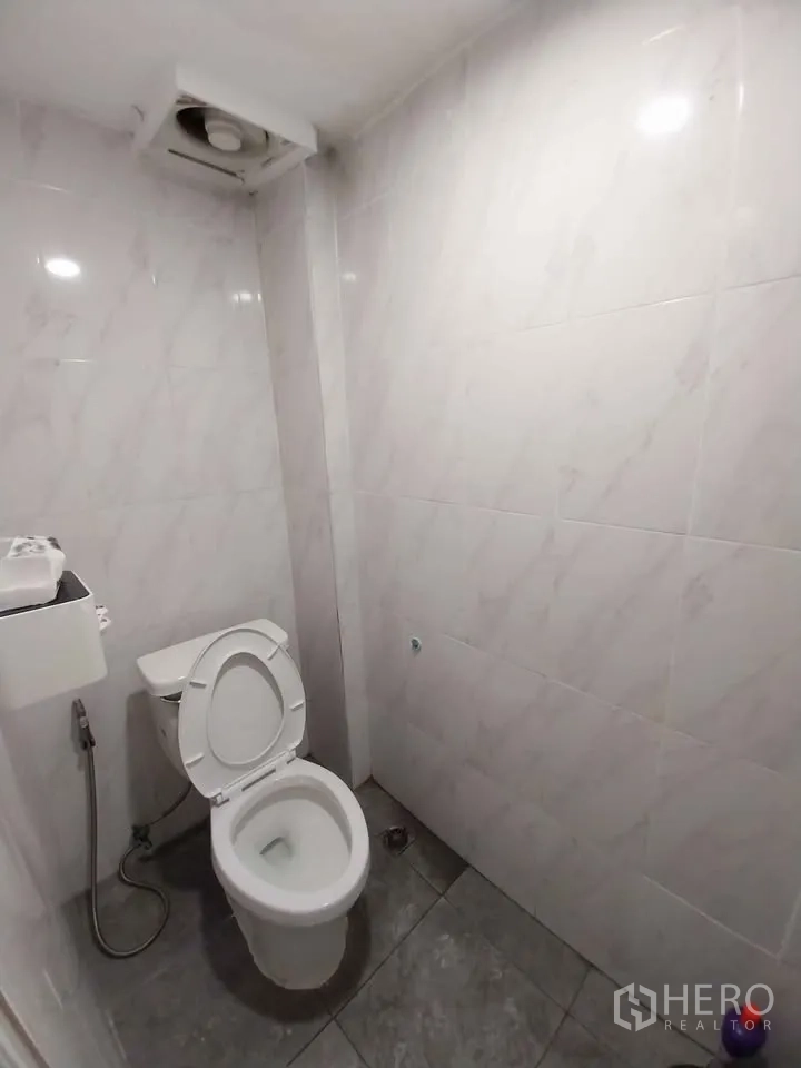 店屋 出租或出售在Watthana, Bangkok - 白色瓷砖卫生间，带喷枪。