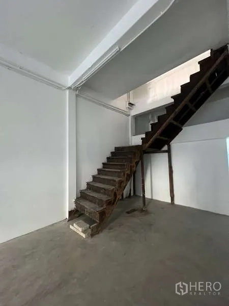 อาคารพาณิชย์ ให้เช่าในWatthana, Bangkok - บันไดไม้ภายในขึ้นสู่ชั้นบนของอาคารพาณิชย์