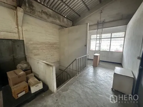 โรงงาน ให้เช่าในLam Luk Ka, Pathum Thani - ชานพักบันไดพื้นคอนกรีตภายในโรงงาน มีหน้าต่างและบันไดเหล็ก