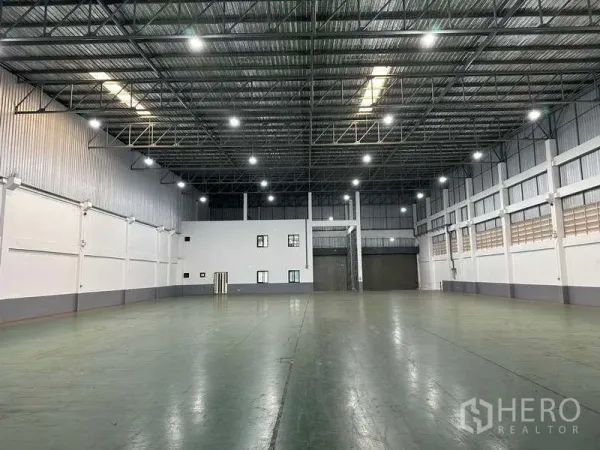 โรงงาน ให้เช่าหรือขายในBang Phli, Samut Prakan - โกดังเพดานสูง พื้นอีพ็อกซี่ ไฟ LED สว่าง และโครงหลังคาเหล็ก