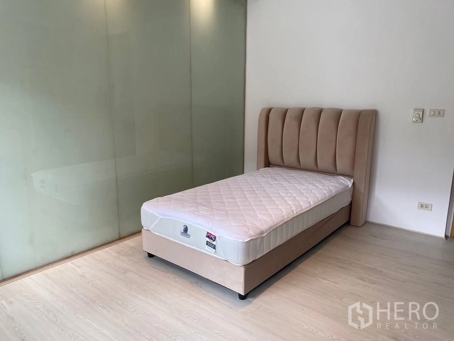 บ้าน ให้เช่าในSuan Luang, Bangkok - ห้องนอนแขกมินิมอล เตียงเดี่ยว ผนังกระจกฝ้า