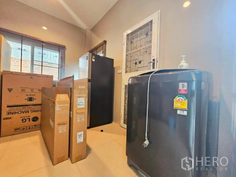 บ้าน ให้เช่าในChatuchak, Bangkok - พื้นที่ซักล้าง มีเครื่องซักผ้า ตู้เย็น และกล่องจัดเก็บ ใกล้ประตูหลังบ้าน