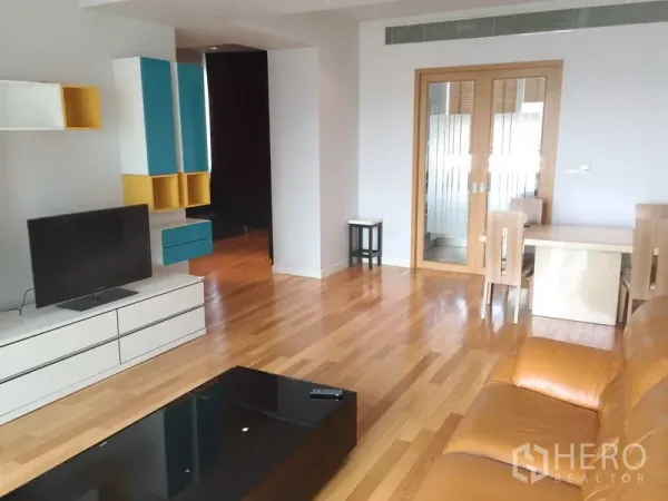 คอนโด ขายในKhlong Toei, Bangkok - โซนรับแขกเชื่อมพื้นที่ทานอาหาร พร้อมชั้นวางทีวีบิลท์อิน ตู้แขวนสีสัน และพื้นไม้