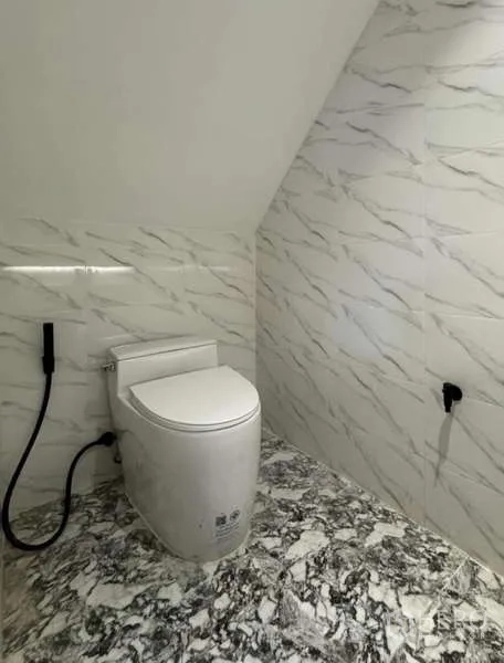 联排别墅 出租或出售在Prawet, Bangkok - 楼梯下小型卫生间，带大理石纹墙面