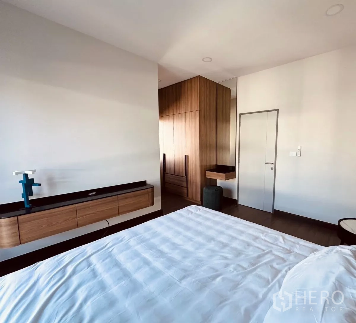 Detached House for rent in Bang Phli, Samut Prakan - Minimal bedroom with floating console and built‑in wooden wardrobe.
