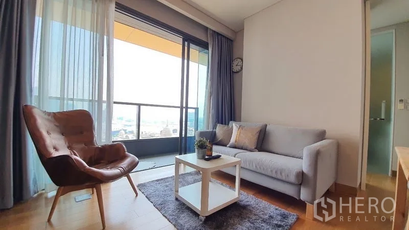 คอนโด ให้เช่าในKhlong Toei, Bangkok - มุมนั่งเล่นติดประตูกระจกสไลด์ออกสู่ระเบียง วิวเมือง