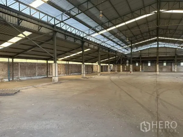 工厂 出租在Lat Lum Kaeo, Pathum Thani - 通跨式生产大厅，宽阔混凝土地面、钢柱与屋顶采光带。