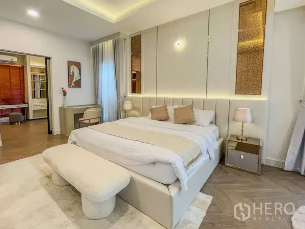 บ้าน ให้เช่าในSaphan Sung, Bangkok - ห้องนอนมาสเตอร์หรู ผนังหัวเตียงบุหนัง แสงไฟซอฟต์ พร้อมทางเชื่อมไปยังวอล์กอินคลอเซ็ต