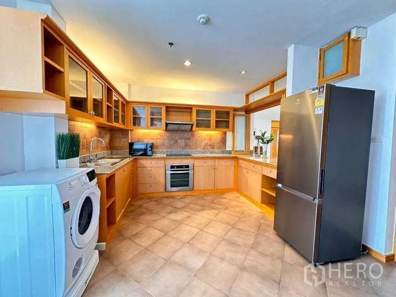 Apartment for rent - Full kitchen with stainless refrigerator, built-in oven and tiled floor.