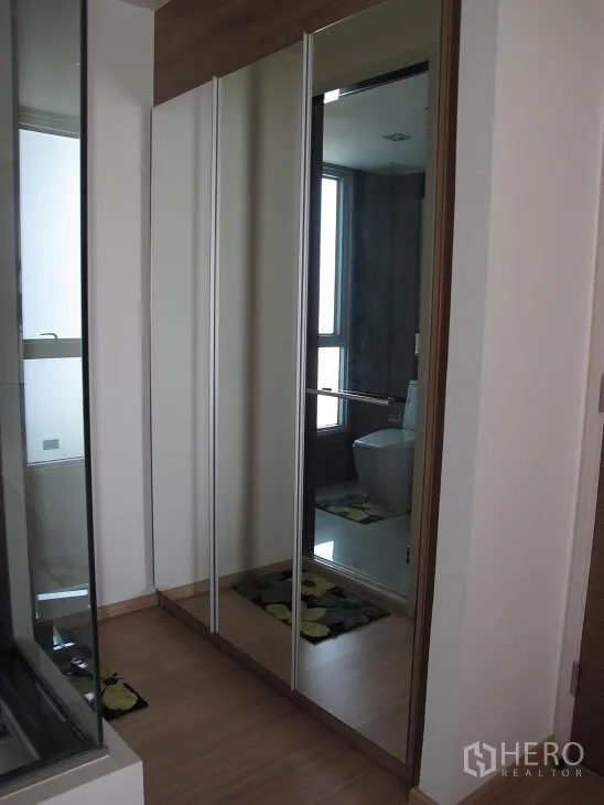 公寓 出租或出售在Khlong Toei, Bangkok - 走廊设镜面推拉门衣柜，旁边为浴室入口。