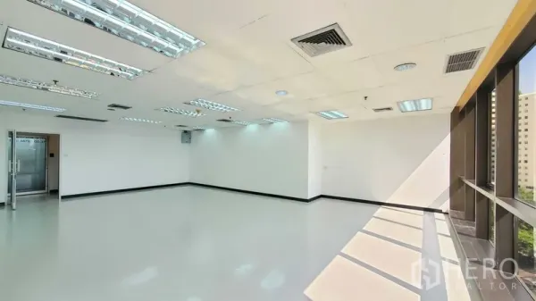 สำนักงาน ให้เช่าในWatthana, Bangkok - ภายในสำนักงานมุมห้อง ผนังกระจก พื้นเงา ประตูทางเข้ากระจก พร้อมช่องลมแอร์บนเพดานรับแสงธรรมชาติ