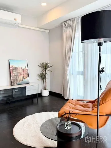 独立式住宅 出租或出售在Bang Phli, Samut Prakan - 现代影音角，电视柜、绿植与落地灯搭配休闲椅。