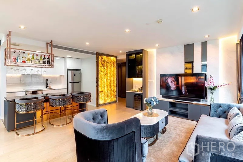 คอนโด ให้เช่าในWatthana, Bangkok - ห้องนั่งเล่นแบบเปิดโล่ง โซฟากำมะหยี่ ทีวีจอใหญ่ ติดกับครัวไอส์แลนด์