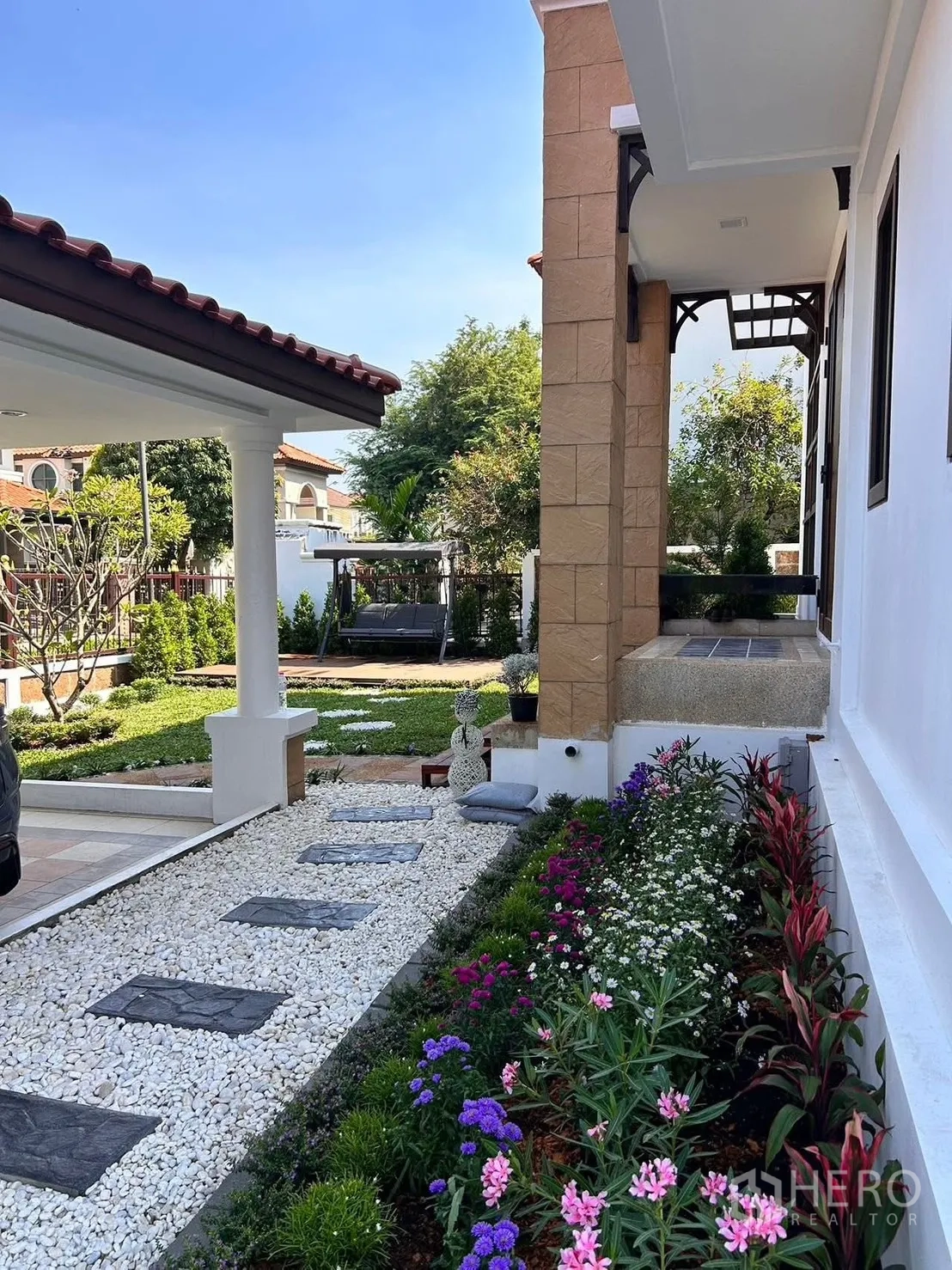 บ้าน ให้เช่าในLat Krabang, Bangkok - สวนข้างบ้าน ทางเดินโรยหินสเต็ป และแปลงดอกไม้สีสัน