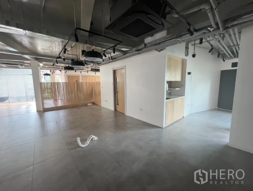 零售空间 出租在Khlong Toei, Bangkok - 宽敞瓷砖工作区，带茶水间与工业风灯具。