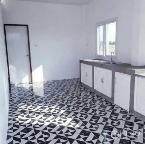 ที่ดิน ขายในBan Pho, Chachoengsao - ห้องครัวสว่าง ปูกระเบื้องลายเรขาคณิต พร้อมเคาน์เตอร์บิวท์อิน