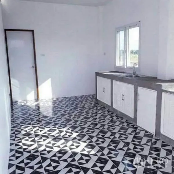 ที่ดิน ขายในBan Pho, Chachoengsao - ห้องครัวสว่าง ปูกระเบื้องลายเรขาคณิต พร้อมเคาน์เตอร์บิวท์อิน