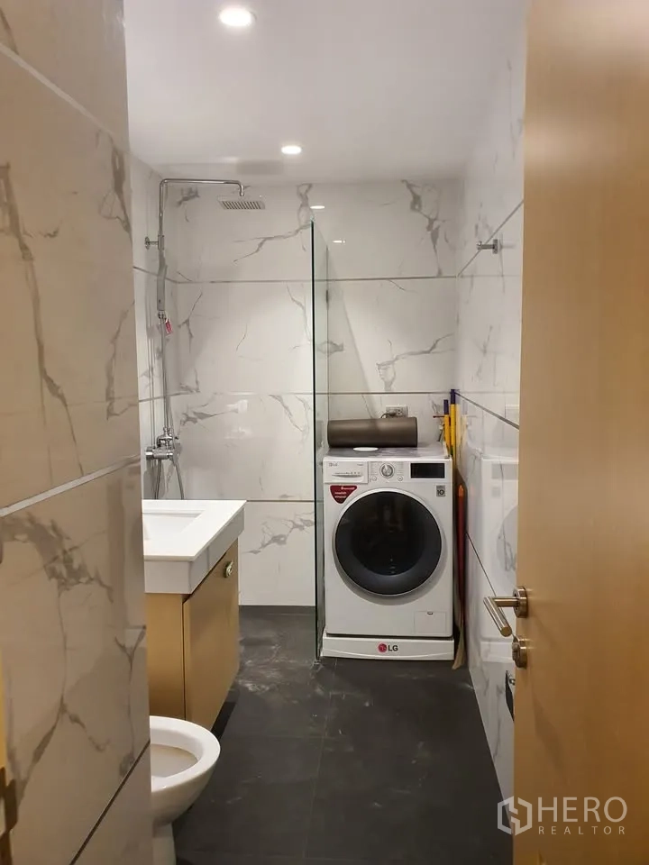 คอนโด for rent in Watthana, Bangkok - ห้องน้ำกรุผนังลายหินอ่อนพร้อมเรนชาวเวอร์ เคาน์เตอร์อ่างล้างหน้า และเครื่องซักอบ LG