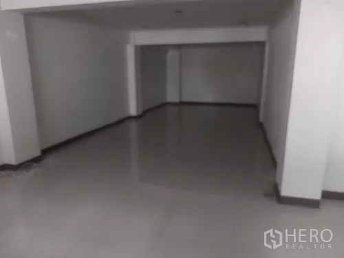 Shophouse for rent in Bang Rak, Bangkok - Deep interior room with a lower ceiling and shiny tiled floor.