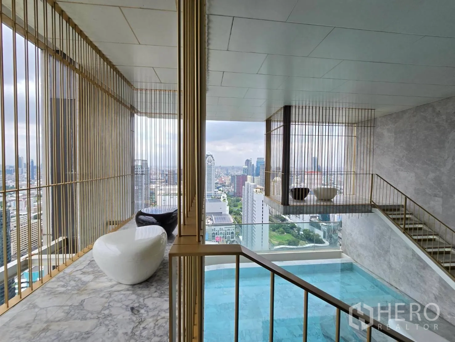 คอนโด for rent in Pathum Wan, Bangkok - สกายเลานจ์พร้อมที่นั่งดีไซน์ ข้างสระน้ำและวิวเมืองกว้าง