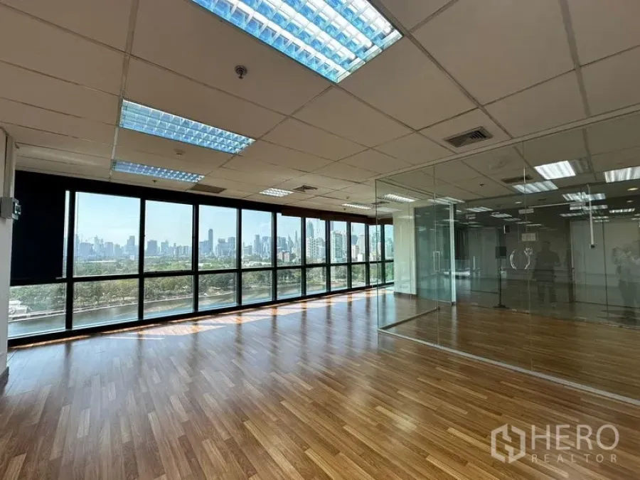 สำนักงาน ให้เช่าในWatthana, Bangkok - พื้นที่ทำงานกว้างพร้อมห้องประชุมกระจกและวิวสกายไลน์กทม.