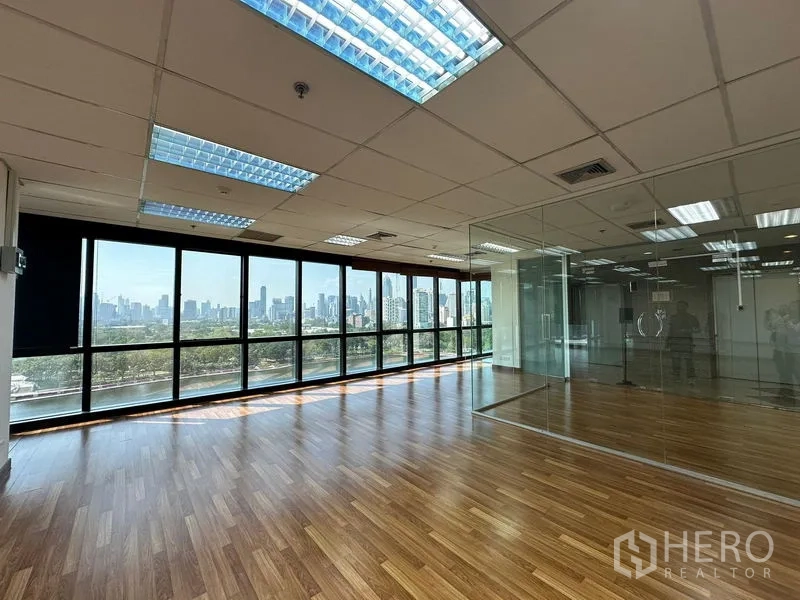 สำนักงาน ให้เช่าในWatthana, Bangkok - พื้นที่ทำงานกว้างพร้อมห้องประชุมกระจกและวิวสกายไลน์กทม.