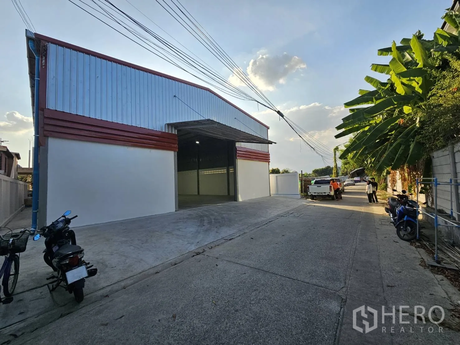 โกดัง for rent in Mueang Samut Prakan, Samut Prakan - มุมมองด้านหน้าโกดังจากถนนพร้อมลานจอดและทางเข้าโล่ง
