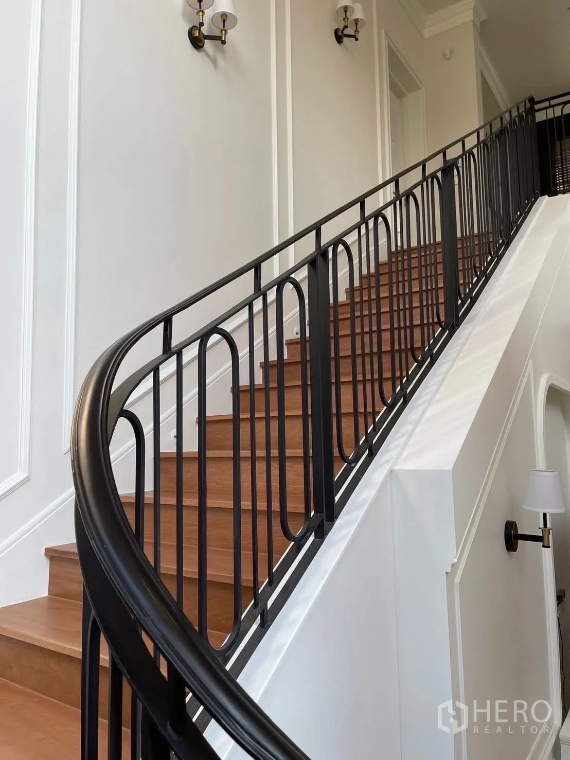 独立式住宅 出租在Bang Kapi, Bangkok - 楼梯特写，黑色金属扶手与木质踏步