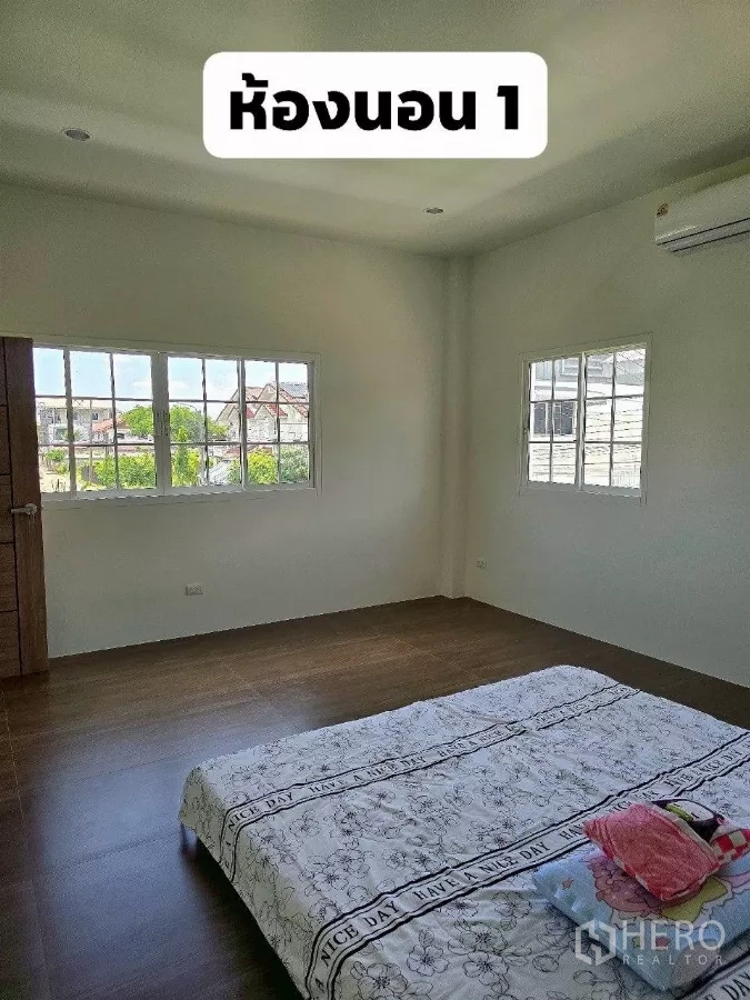 คลังสินค้า ให้เช่าหรือขายในKhlong Toei, Bangkok - ห้องนอนใหญ่ติดแอร์ พร้อมหน้าต่างมุมรับแสงสองด้าน