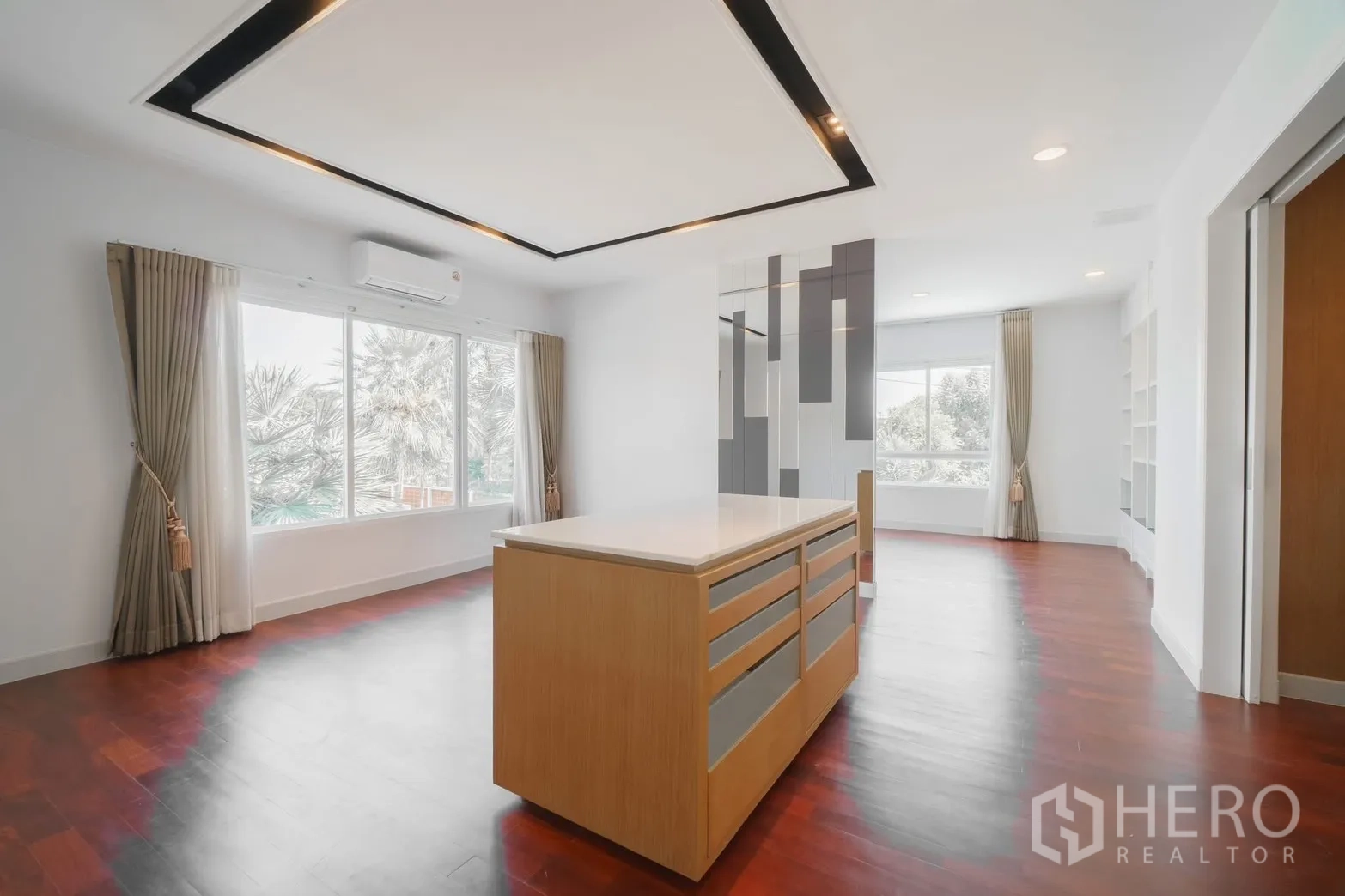 Detached House for rent or sale in Saphan Sung, Bangkok - Spacious multi-purpose room with feature ceiling and island cabinet.