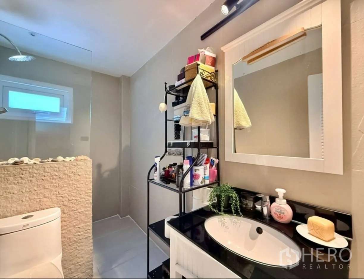 บ้านเดี่ยว for rent in Phra Khanong, Bangkok - ห้องน้ำสมัยใหม่พร้อมอ่างล้างหน้า กระจก และโซนอาบน้ำกระจก