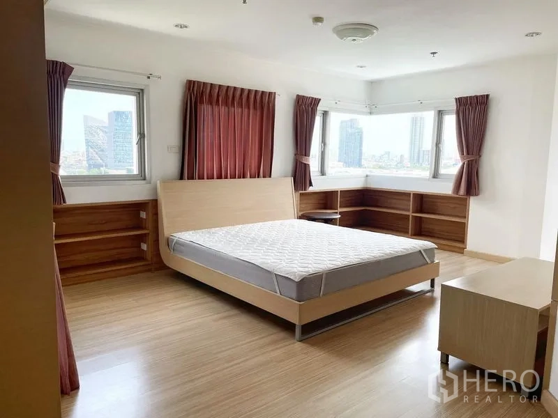 คอนโด ให้เช่าในKhlong Toei, Bangkok - ห้องนอนกว้างพร้อมชั้นบิลท์อิน หน้าต่างหลายบาน และวิวสกายไลน์