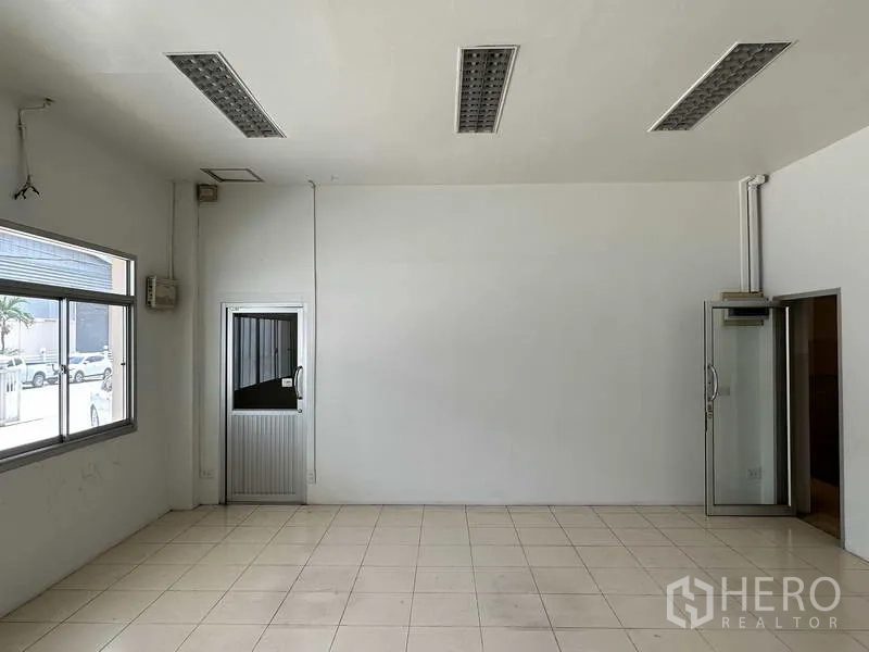 工厂 出租在Samut Prakan - 一层办公室，落地窗、地砖地面并可通往院区。