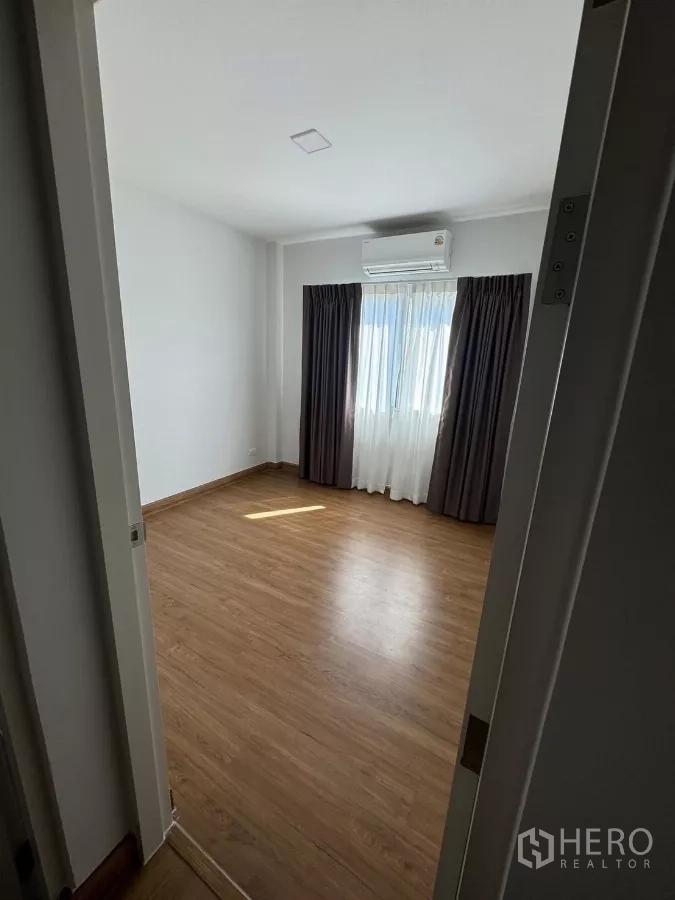 Detached House for rent in Bang Phli, Samut Prakan - Upstairs multipurpose room with wood flooring and curtained window, ready for a study.