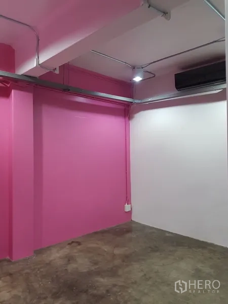 สำนักงานที่บ้าน ขายในKhlong Toei, Bangkok - ห้องโทนชมพู พื้นขัดมัน พร้อมเครื่องปรับอากาศ