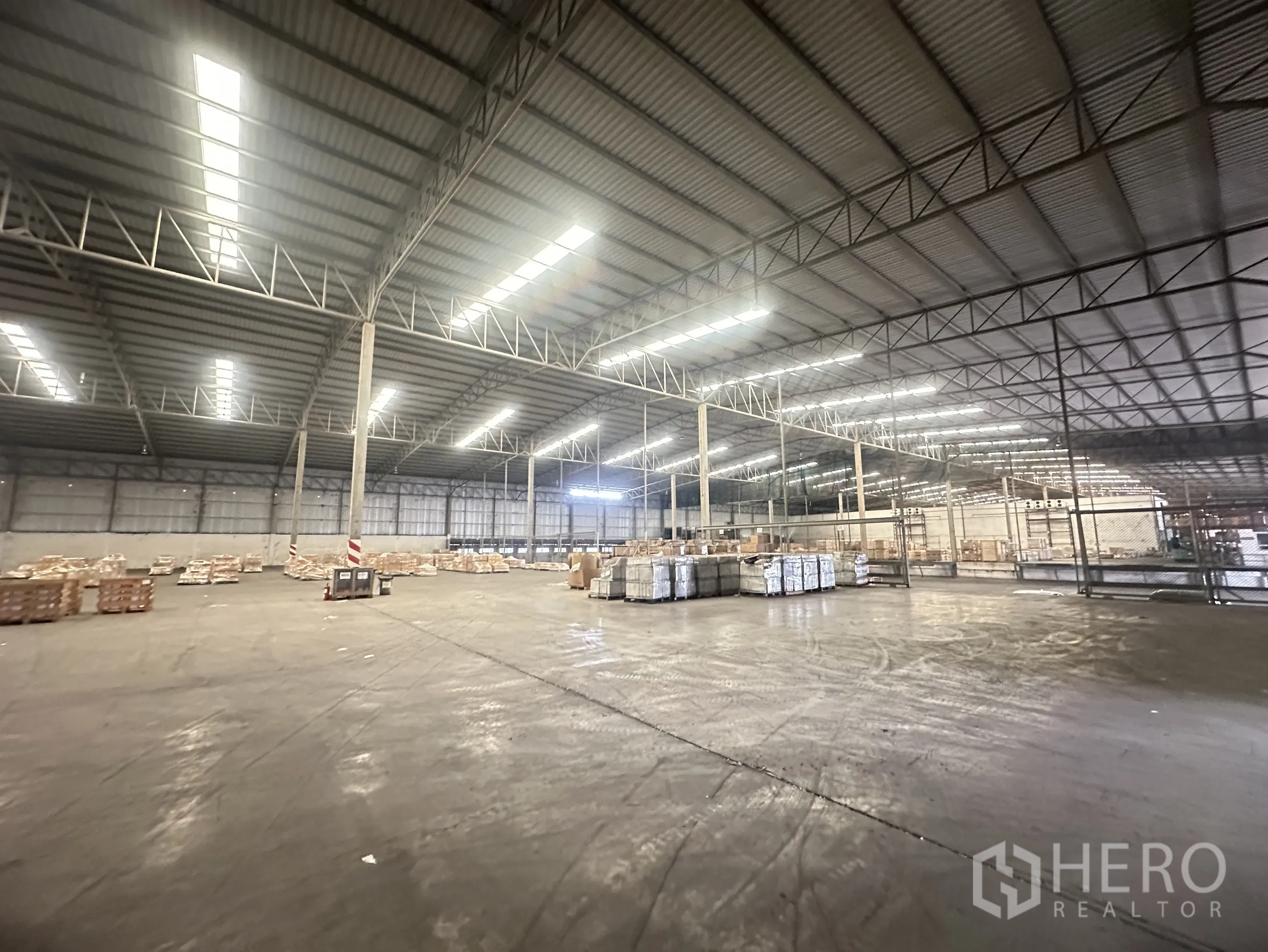 仓库 for rent in Bang Pa-in, Phra Nakhon Si Ayutthaya - 宽大地面空间，钢结构与围栏存储区及托盘货物。