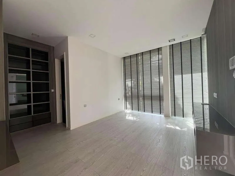 Detached House for sale in Bang Phli, Samut Prakan - Sunlit room with floor-to-ceiling blinds and built-in cabinetry.