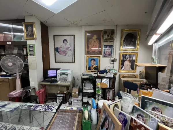 店屋 出租在Watthana, Bangkok - 室内工作区，书桌、打印设备与展示台