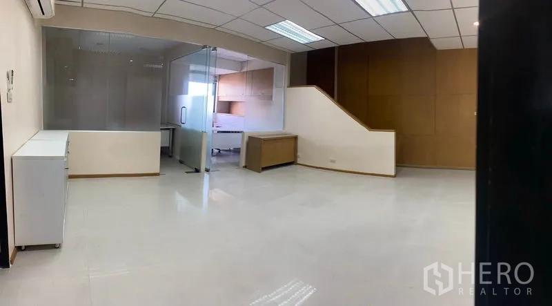 办公空间 出租在Din Daeng, Bangkok - 明亮的前台与工作区，亮面地砖，玻璃隔断会议室与木质墙面。