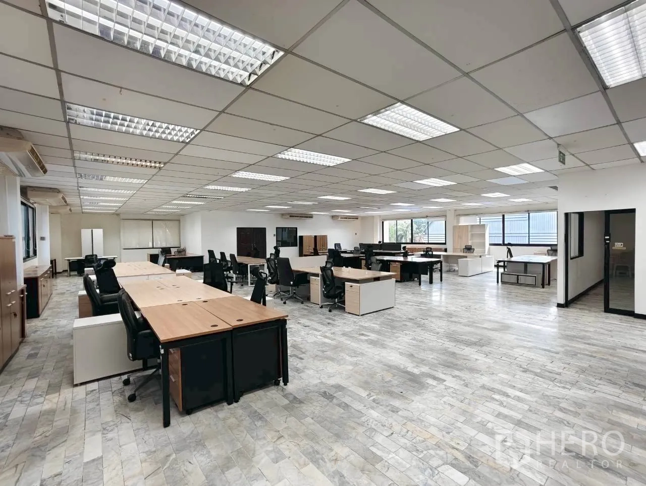 独立物业 for rent in Lak Si, Bangkok - 明亮的大型工作区，设多组办公桌与窗户采光。