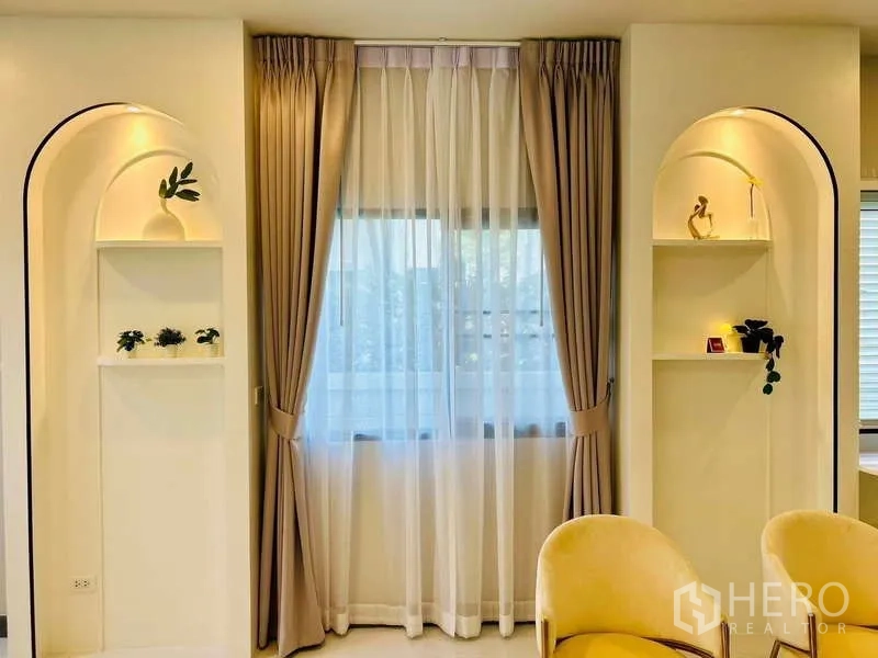 Detached House for rent in Bang Phli, Samut Prakan - Decorative arched niches with downlights and draped curtains in a sitting area.