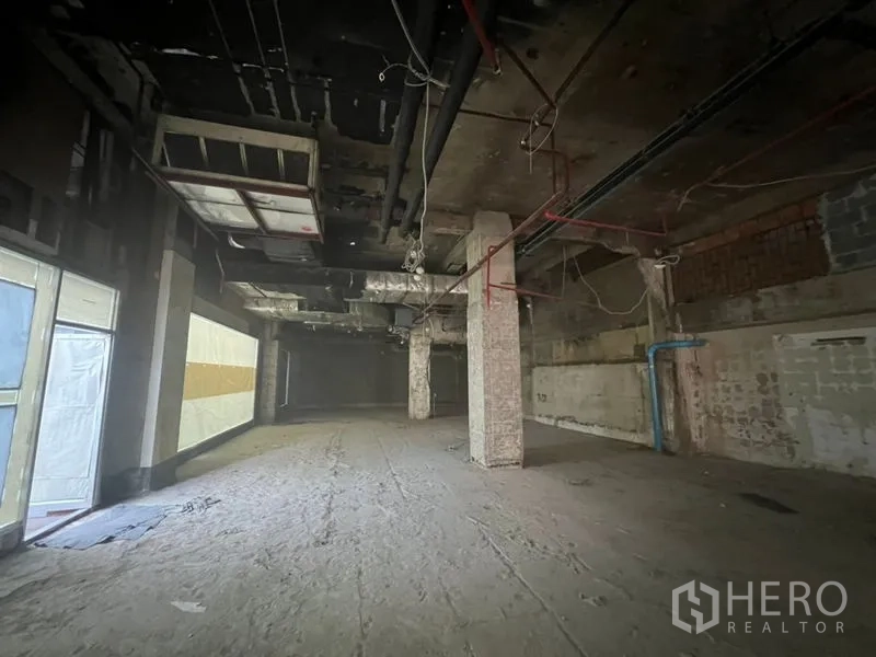 零售空间 出租在Bang Rak, Bangkok - 进深十足的店面布局，多根结构柱与大面积橱窗位。