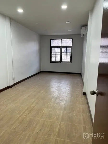 ทาวน์เฮาส์ ให้เช่าในDin Daeng, Bangkok - ห้องนอนยาว ปูพื้นลายไม้ ไฟดาวน์ไลท์ และหน้าต่างรับแสงธรรมชาติ.