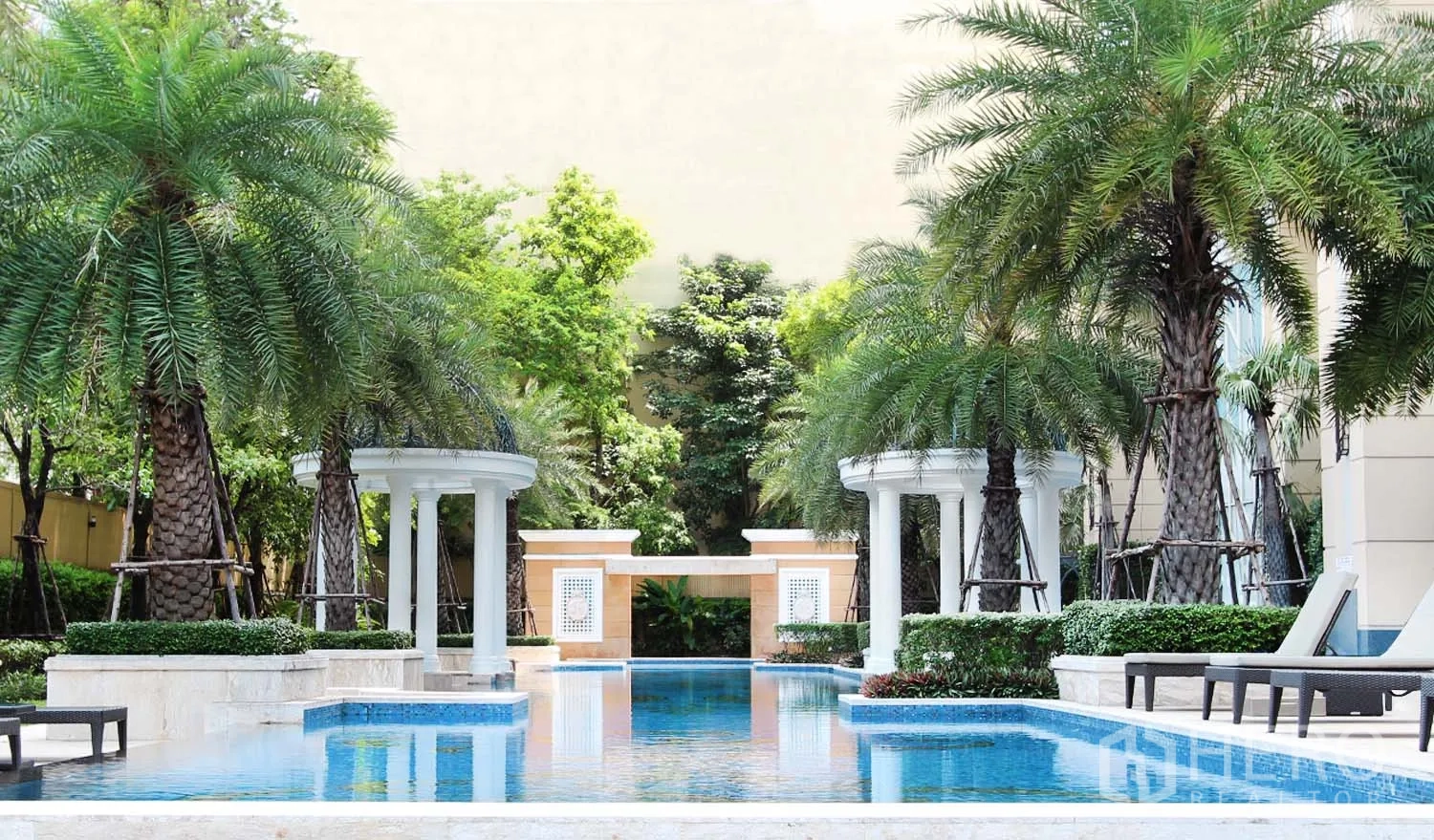 คอนโด ให้เช่าในWatthana, Bangkok - สระว่ายน้ำสไตล์รีสอร์ตรายล้อมด้วยต้นปาล์ม เตียงพักและสวนตกแต่ง