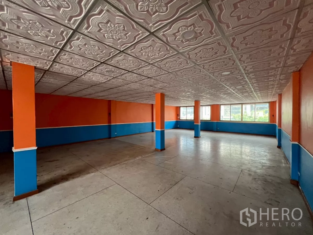 อาคารพาณิชย์ ให้เช่าในWatthana, Bangkok - พื้นที่โล่งกว้าง เพดานลายปูนปั้น ผนังส้ม-น้ำเงิน แสงธรรมชาติ