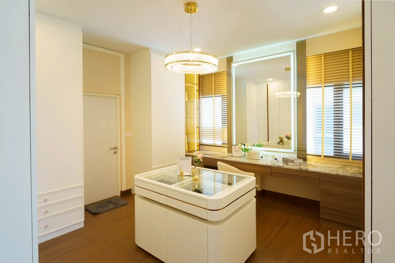 Detached House for sale in Bang Phli, Samut Prakan - Walk-in dressing room with glass-top island and a round chandelier