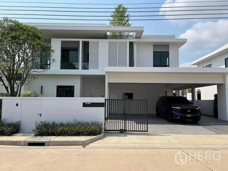 บ้าน ให้เช่าหรือขาย - บ้านเดี่ยวสองชั้นสไตล์โมเดิร์น พร้อมประตูรั้วเลื่อนและโรงจอดรถคู่ในร่ม ย่านลาดกระบัง