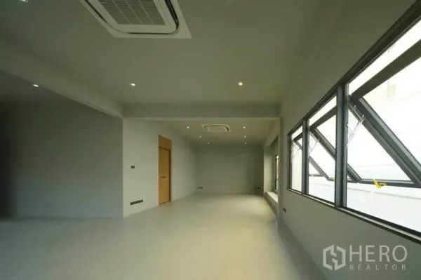 Home Office for sale in Wang Thonglang, Bangkok - Spacious workspace with cassette air-conditioning, casement windows and neutral finishes.