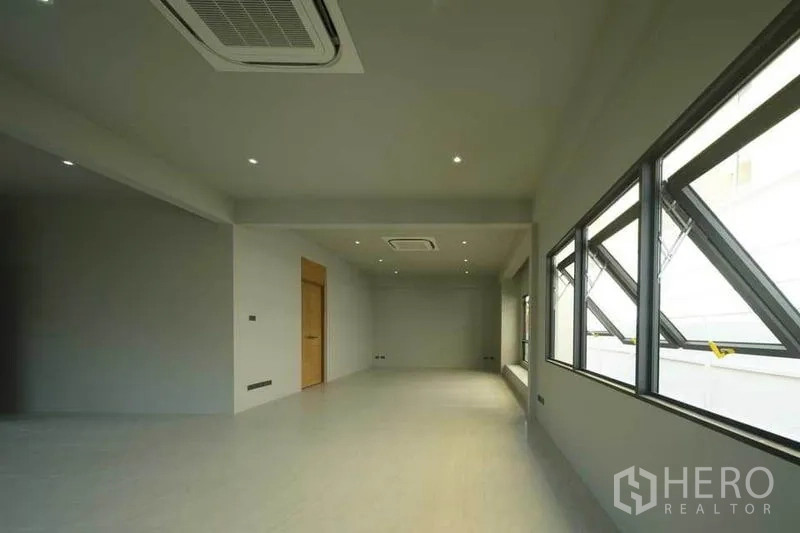 Home Office for sale in Wang Thonglang, Bangkok - Spacious workspace with cassette air-conditioning, casement windows and neutral finishes.